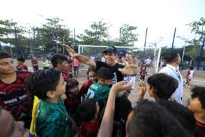 “Estamos contentos porque Juan Mina estrena cancha deportiva y nuevo espacio para el encuentro de las familias”: alcalde Char