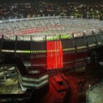 La noche barranquillera se iluminó con los destellos de luces de los paneles instalados en la fachada del Supermetro
