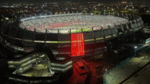 La noche barranquillera se iluminó con los destellos de luces de los paneles instalados en la fachada del Supermetro