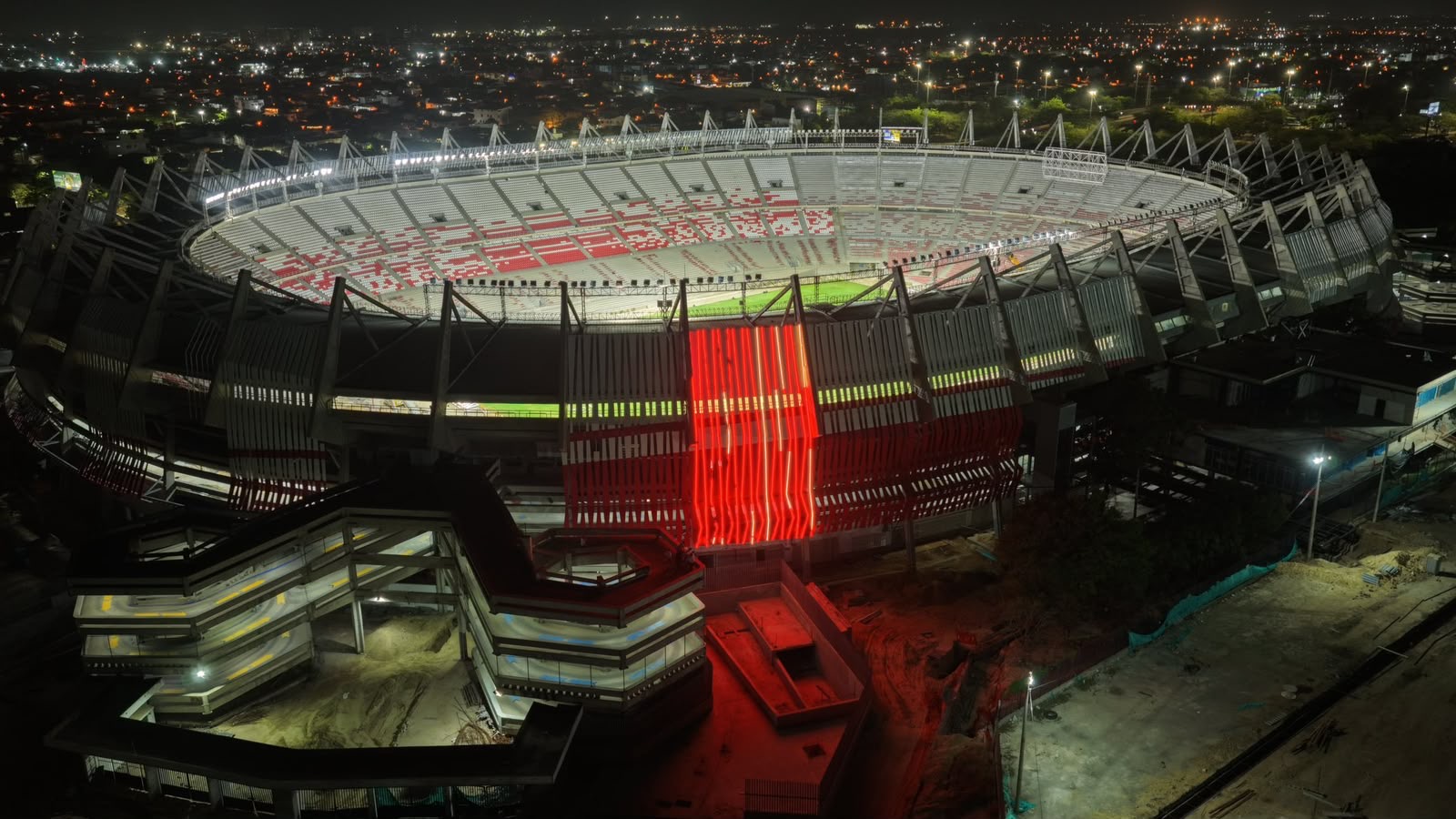 La noche barranquillera se iluminó con los destellos de luces de los paneles instalados en la fachada del Supermetro