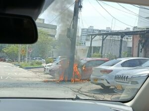 En el norte de Barranquilla, transformador cayó sobre carro parqueado y le incineró su parte delantera: ¿quién le responde?
