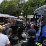 Violento choque entre bus y camión en la calle 30, en Soledad: ¡De milagro no hubo una tragedia!