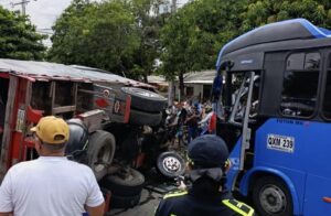 Violento choque entre bus y camión en la calle 30, en Soledad: ¡De milagro no hubo una tragedia!