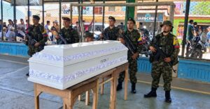 En un ataúd, así entregaron las disidencias de las FARC el cuerpo del soldado que asesinaron en el Cauca