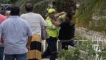 ¡Intolerancia en el norte de Barranquilla! Motociclista y orientador vial convirtieron la vía pública en ring de boxeo