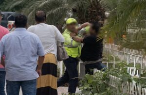 ¡Intolerancia en el norte de Barranquilla! Motociclista y orientador vial convirtieron la vía pública en ring de boxeo
