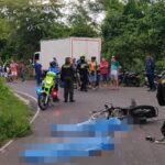 Dos hombres murieron tras choque entre una motocicleta y un furgón en vía de Juan de Acosta