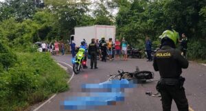 Dos hombres murieron tras choque entre una motocicleta y un furgón en vía de Juan de Acosta