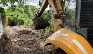 Alcaldía de Soledad y el Edumas inician dragado de arroyo en Ciudad Camelot para mitigar inundaciones