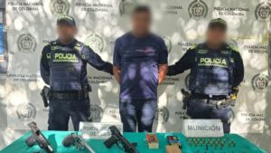 “Tres armas, 126 cartuchos y $30 millones”: capturado alias el Negro, señalado de extorsionar a comerciantes en el sur de Barranquilla