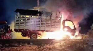 Camión en llamas explotó mientras habitantes de Tasajera lo saqueaban: lo sucedido recordó la tragedia del 2020