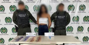 Capturan en Barranquilla a alias la Flaca, señalada integrante de los Pepes, cuando presuntamente recibía dinero de una extorsión