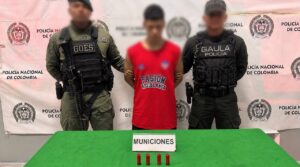 Policía captura en Las Gardenias a hombre con detención domiciliaria y que, presuntamente, portaba munición
