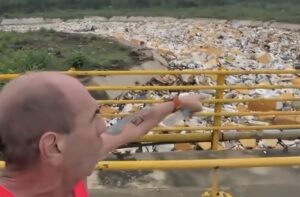 ¡Vuelve y juega! Tras recientes lluvias, enorme capa de basura cubrió un tramo del arroyo León, en Barranquilla