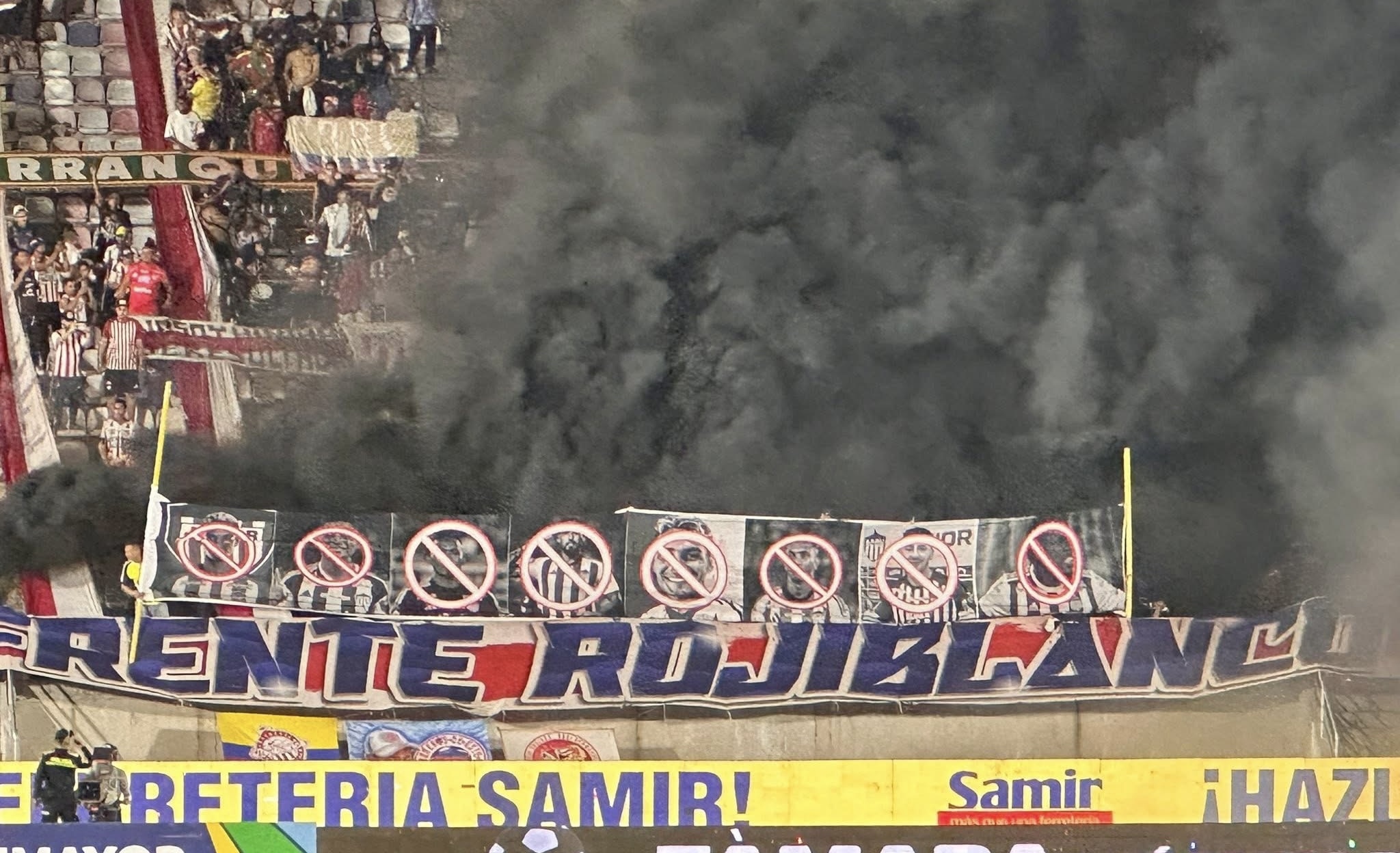En medio de una protesta con corte fúnebre, Junior volvió a la victoria ante Águilas en el Romelio