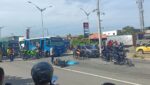 Accidente fatal en la Circunvalar: motociclista murió tras chocar contra bus frente a Metroparque, en Barranquilla