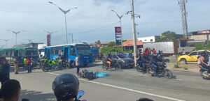 Accidente fatal en la Circunvalar: motociclista murió tras chocar contra bus frente a Metroparque, en Barranquilla