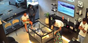 Delincuentes armados ingresaron a negocio de creador de contenido en Soledad y robaron 25 iPhones