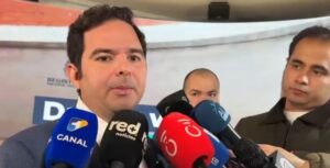 Senador Carlos Meisel lanza propuesta de referendo para recortar el tamaño del Estado y fortalecer las regiones