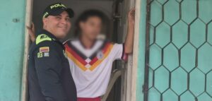 Carlos Munive, el subintendente de la Policía que se convirtió en héroe al rescatar a menor de un arroyo en Soledad