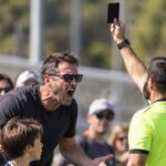 En Rumania sacan tarjeta negra a padres tóxicos, bullosos y problemáticos que aturden a los niños durante sus partidos