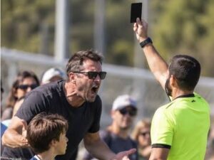 En Rumania sacan tarjeta negra a padres tóxicos, bullosos y problemáticos que aturden a los niños durante sus partidos