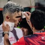 ¡De cosa la moneda no le dio en el ojo! Jugador de Santa Fe, atacado por hincha del Medellín