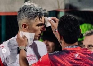 ¡De cosa la moneda no le dio en el ojo! Jugador de Santa Fe, atacado por hincha del Medellín