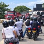 ¡Casi hay una desgracia! Pesados tubos cayeron de tractomula cuando transitaba cerca del puente de la Cordialidad, Barranquilla