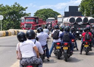 ¡Casi hay una desgracia! Pesados tubos cayeron de tractomula cuando transitaba cerca del puente de la Cordialidad, Barranquilla