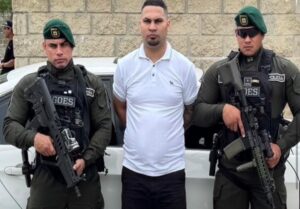 De la Espriella anunció captura de presunto implicado en instalación de cilindro y bandera del ELN en Barranquilla