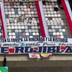 “Mucho $ueldo, poco hu…”: reapareció en las gradas el famoso trapo de protesta de la hinchada del Junior