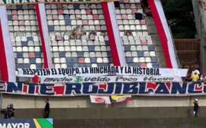 “Mucho $ueldo, poco hu…”: reapareció en las gradas el famoso trapo de protesta de la hinchada del Junior