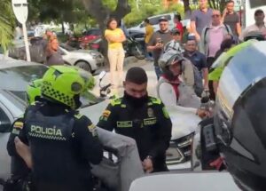 Las “muestras de cariño” de ciudadanos casi cobran la vida de presunto atracador en el norte de Barranquilla