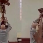 ¡Otra cruz cayó sobre un sacerdote, ahora en Colombia! A diferencia del caso en Ecuador, este cura sí tuvo suerte