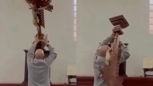 ¡Otra cruz cayó sobre un sacerdote, ahora en Colombia! A diferencia del caso en Ecuador, este cura sí tuvo suerte