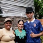 La reina del Carnaval de Barranquilla 2027 llegó con ayudas para el hincha del Junior discriminado por usar chancletas