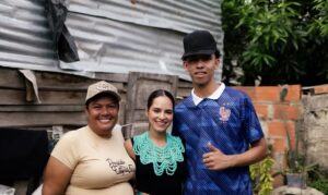 La reina del Carnaval de Barranquilla 2027 llegó con ayudas para el hincha del Junior discriminado por usar chancletas