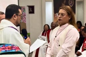 Adriana Lombardi rompe esquemas al convertirse en la primera pastora trans en Colombia: ¿qué opina usted?