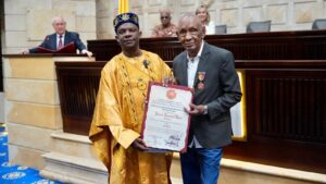 Por iniciativa del excongresista palenquero Pedro Adán Torres, el Congreso homenajeó en vida a Pambelé, leyenda mundial del boxeo