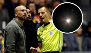 Árbitro casi detiene el Arsenal vs. Fleetwood por Copa de Inglaterra tras supuestamente creer que un OVNI sobrevolaba el estadio