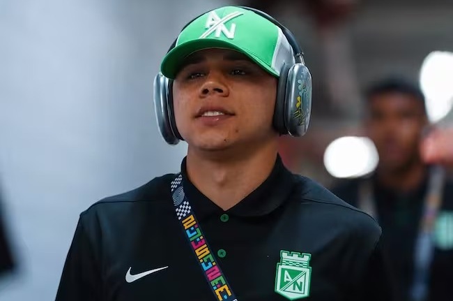 “Les tocó estudiar a más de uno”: replicó jugador paisa de Atlético Nacional a hinchas que lo criticaban