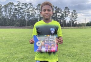 Promesa barranquillera del fútbol ganó media beca para jugar en España, pero debe costear la otra mitad del viaje: ¡ayudémosle!