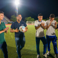 “Llegamos a hacer las cosas posibles”: rector Leyton Barrios entrega iluminación para las canchas de fútbol y la pista atlética de Uniatlántico