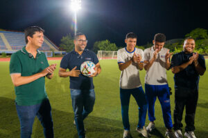 “Llegamos a hacer las cosas posibles”: rector Leyton Barrios entrega iluminación para las canchas de fútbol y la pista atlética de Uniatlántico