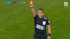 ¿Fin a los tradicionales cartones en el fútbol uruguayo? Los árbitros ya empezaron a mostrar las tarjetas virtuales