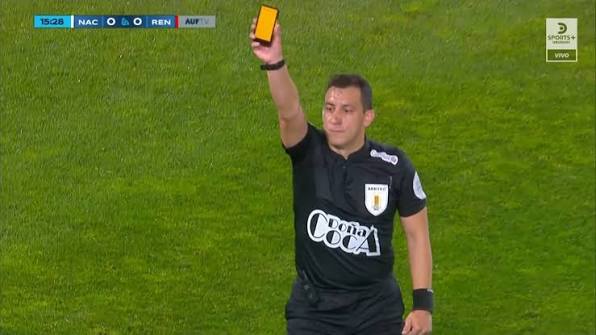 ¿Fin a los tradicionales cartones en el fútbol uruguayo? Los árbitros ya empezaron a mostrar las tarjetas virtuales