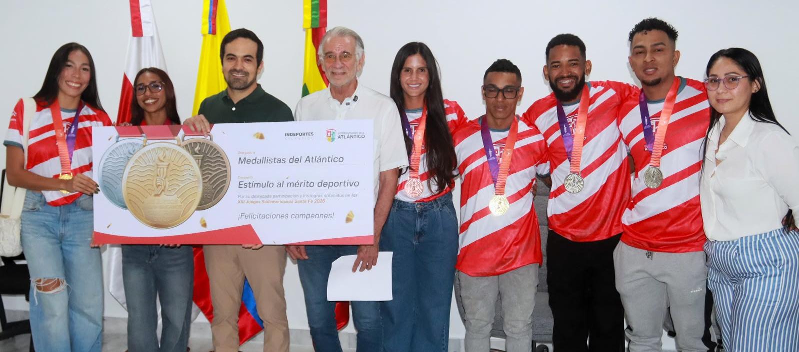 Deportistas atlanticenses que lograron medallas en los Juegos Sudamericanos 2026 recibieron estímulos económicos de la Gobernación del Atlántico
