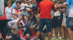¿Debe haber tatequieto para esos padres que gritan e insultan en los partidos infantiles en Barranquilla? ¡Generalmente hay peleas!