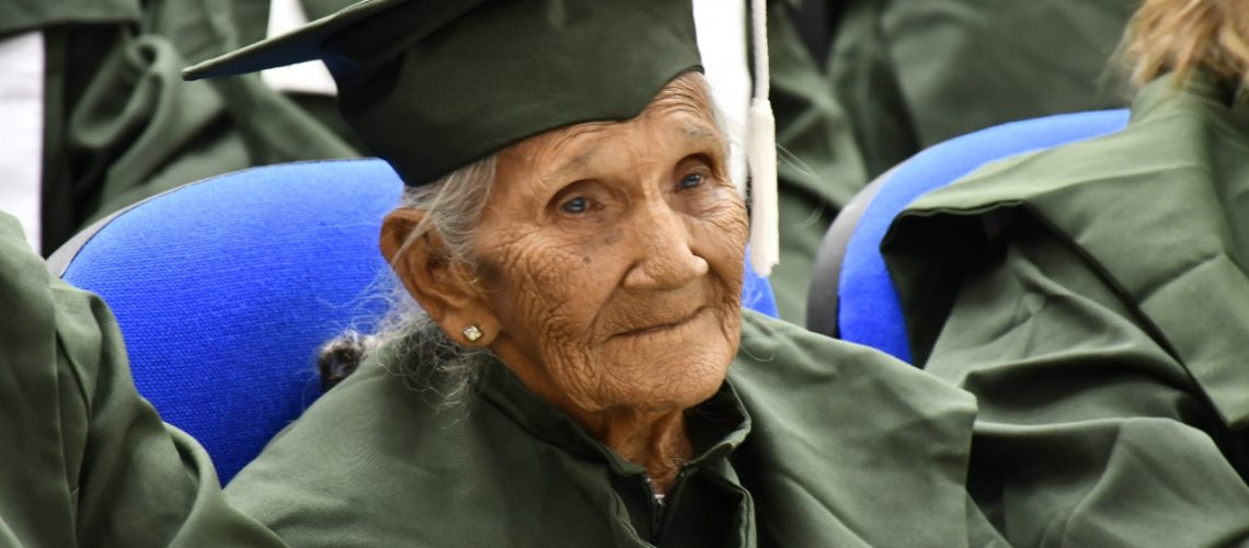 Abuela de 97 años apredió a leer y escribir